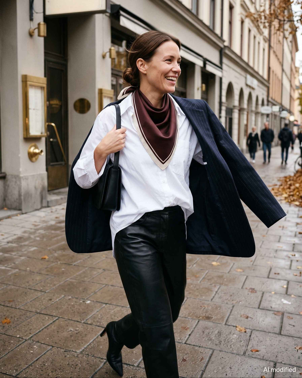 Vit skjorta, kritstrecksrandig kavaj, läderbyxor och scarf
