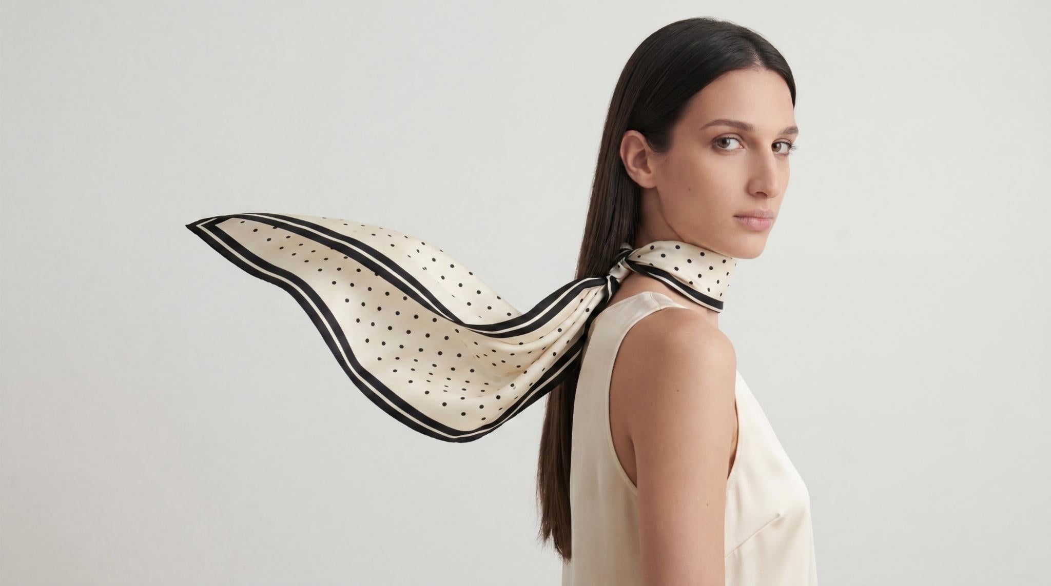 Italiensk sidensjal i Como-siden med silk twill och handrullade kanter